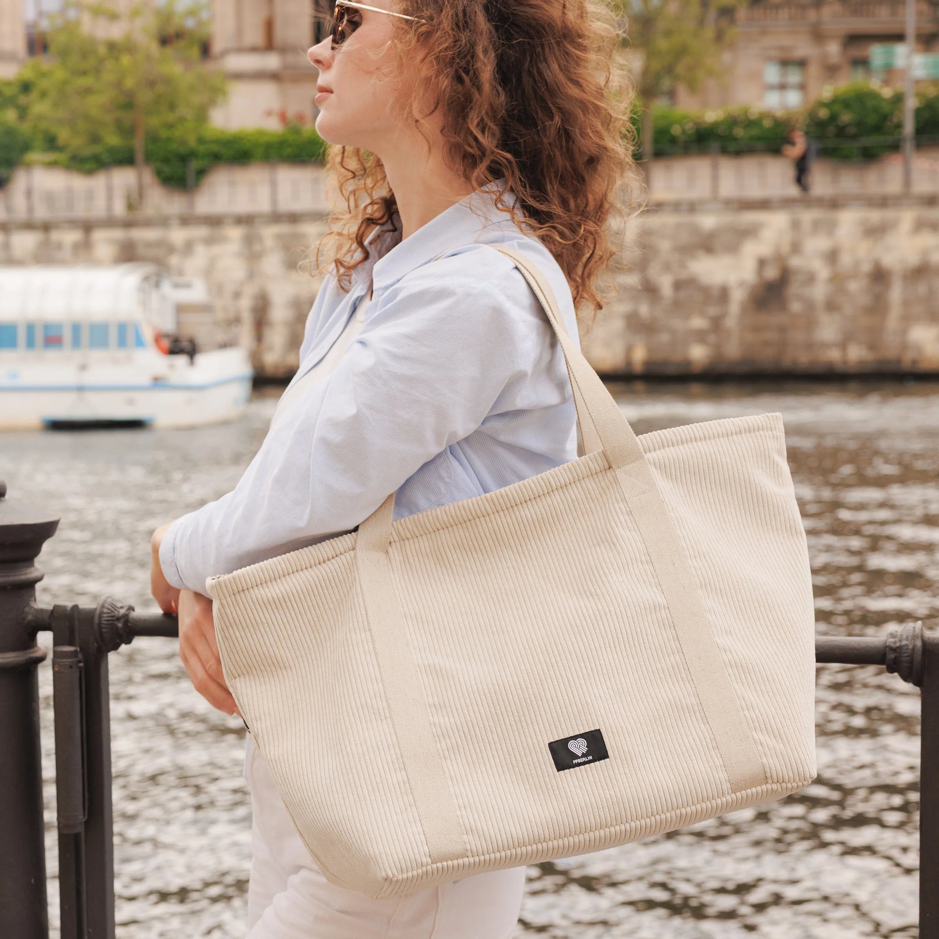 Weekender Medium Cord Beige Tragebild2 (111) #farbe_Beige
