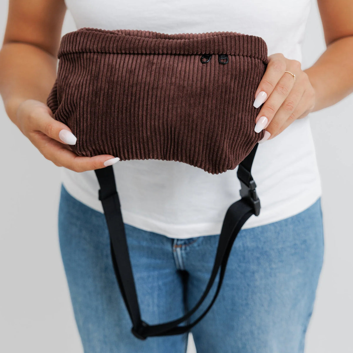 Bauchtasche Medium Eckig Cord Dunkelbraun Detail1 (5) #farbe_Dunkelbraun
