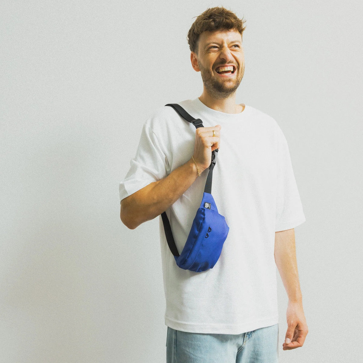 Bauchtasche Klein Eckig Meeresplastik Dunkelblau – Lifestyle getragen #farbe_dunkelblau