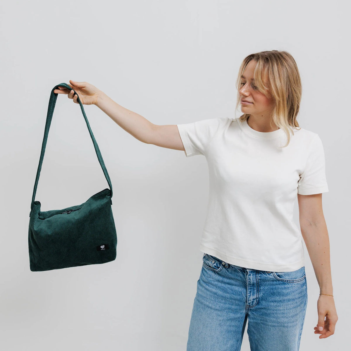 Schultertasche Medium Cord Grün Tragebild1 (8) #farbe_Grün