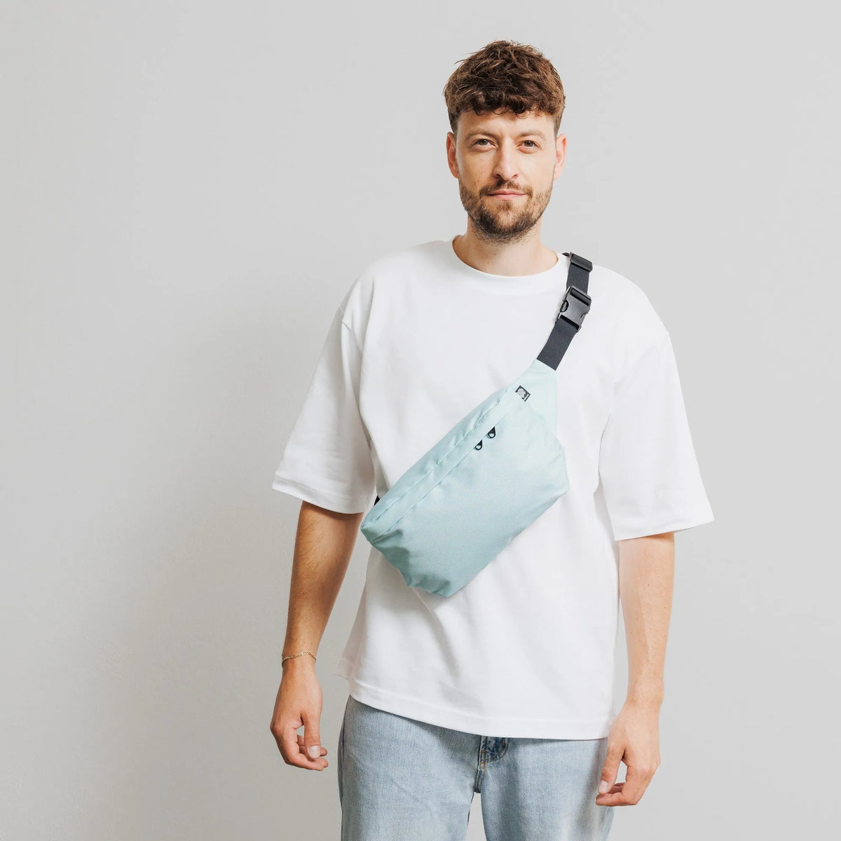 Bauchtasche Groß Eckig Meeresplastik Mint – Modelaufnahme Vorderseite #farbe_mint
