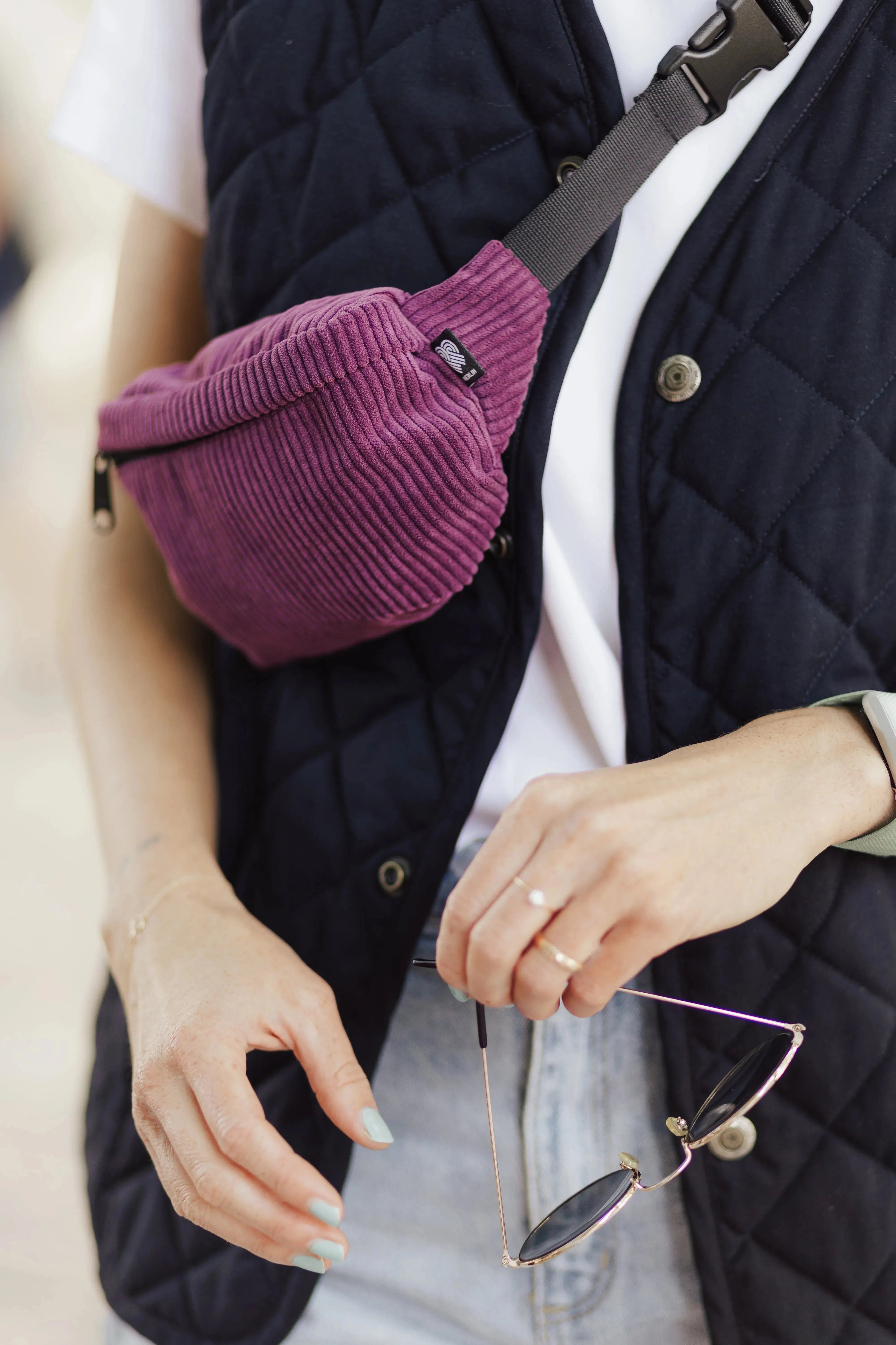 Bauchtasche Eckig klein, Cord Aubergine Mood2 (5) #farbe_Aubergine
