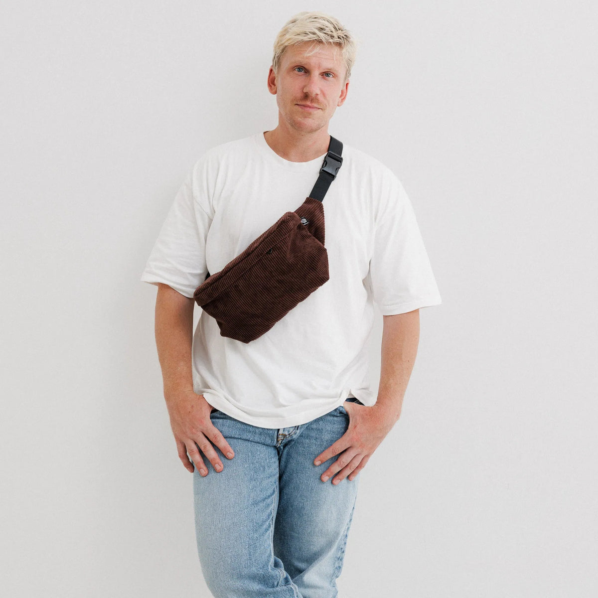 Bauchtasche Groß Eckig Cord Dunkelbraun Tragebild1 (5) #farbe_Dunkelbraun
