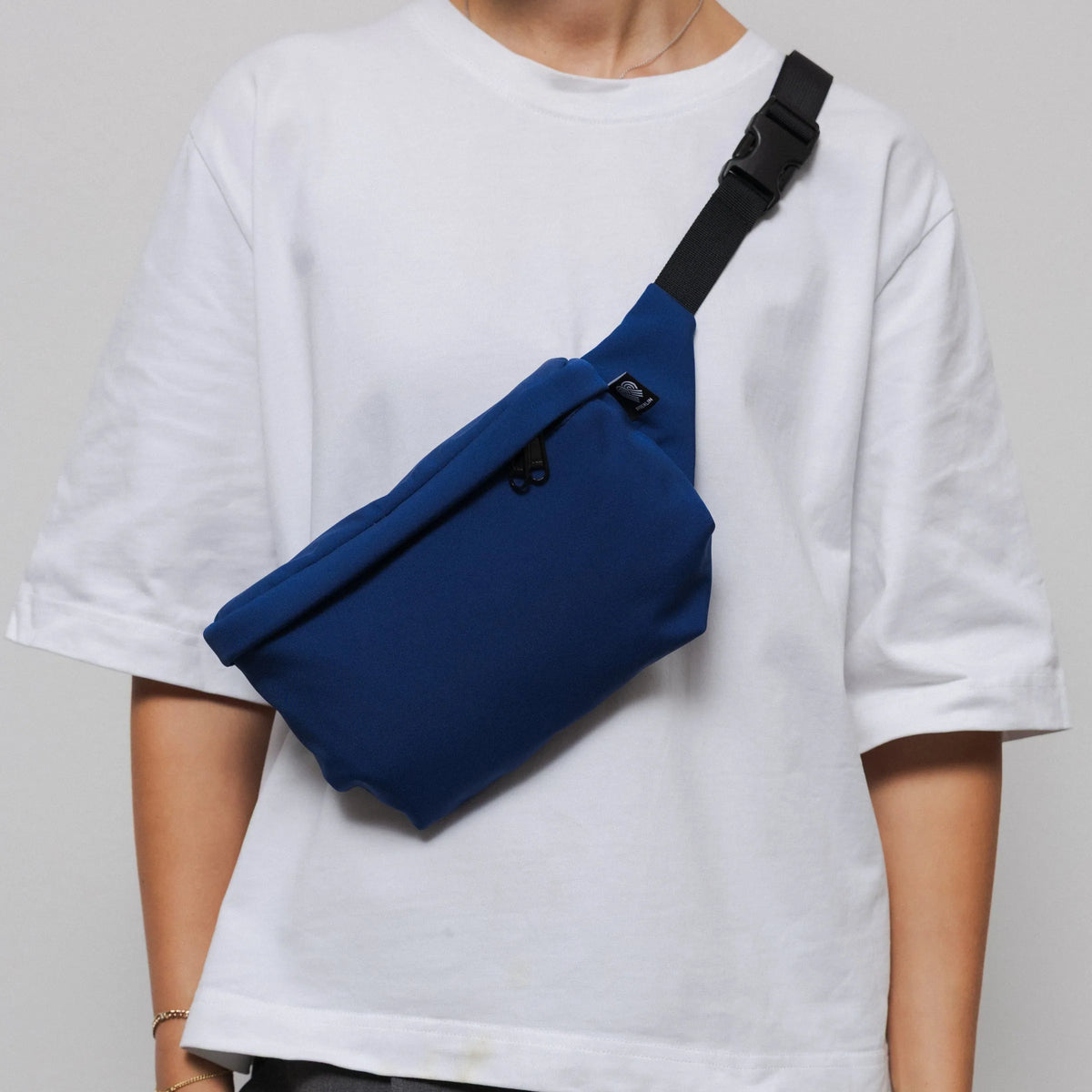 Bauchtasche eckig, Softshell Blau Tragebild1 (3) #farbe_blau
