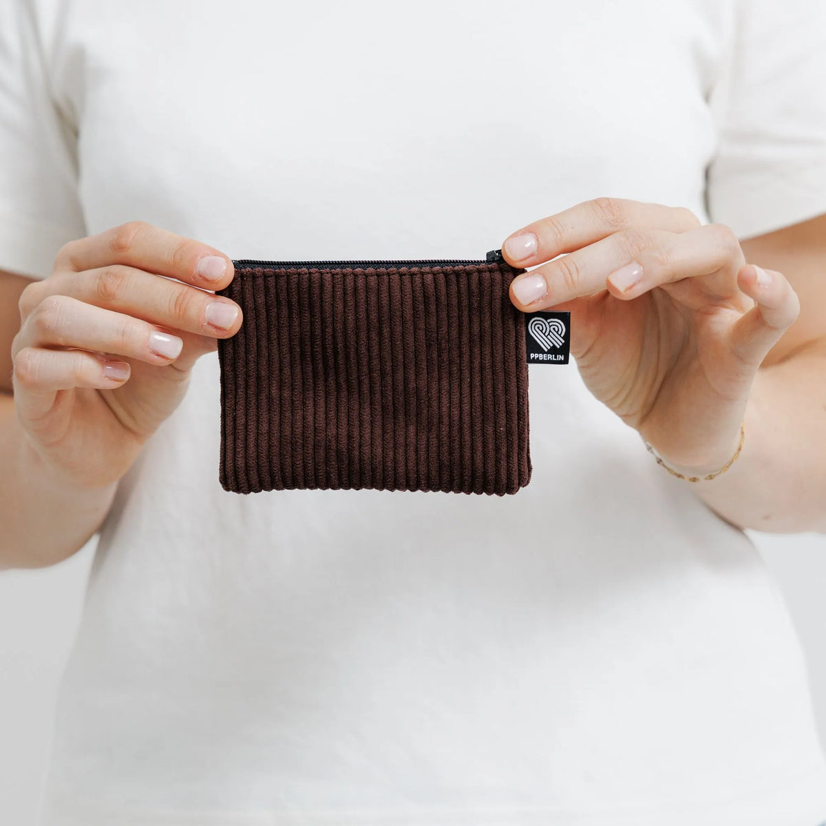 Etui Klein Cord Dunkelbraun Detail1 (2) #farbe_Dunkelbraun
