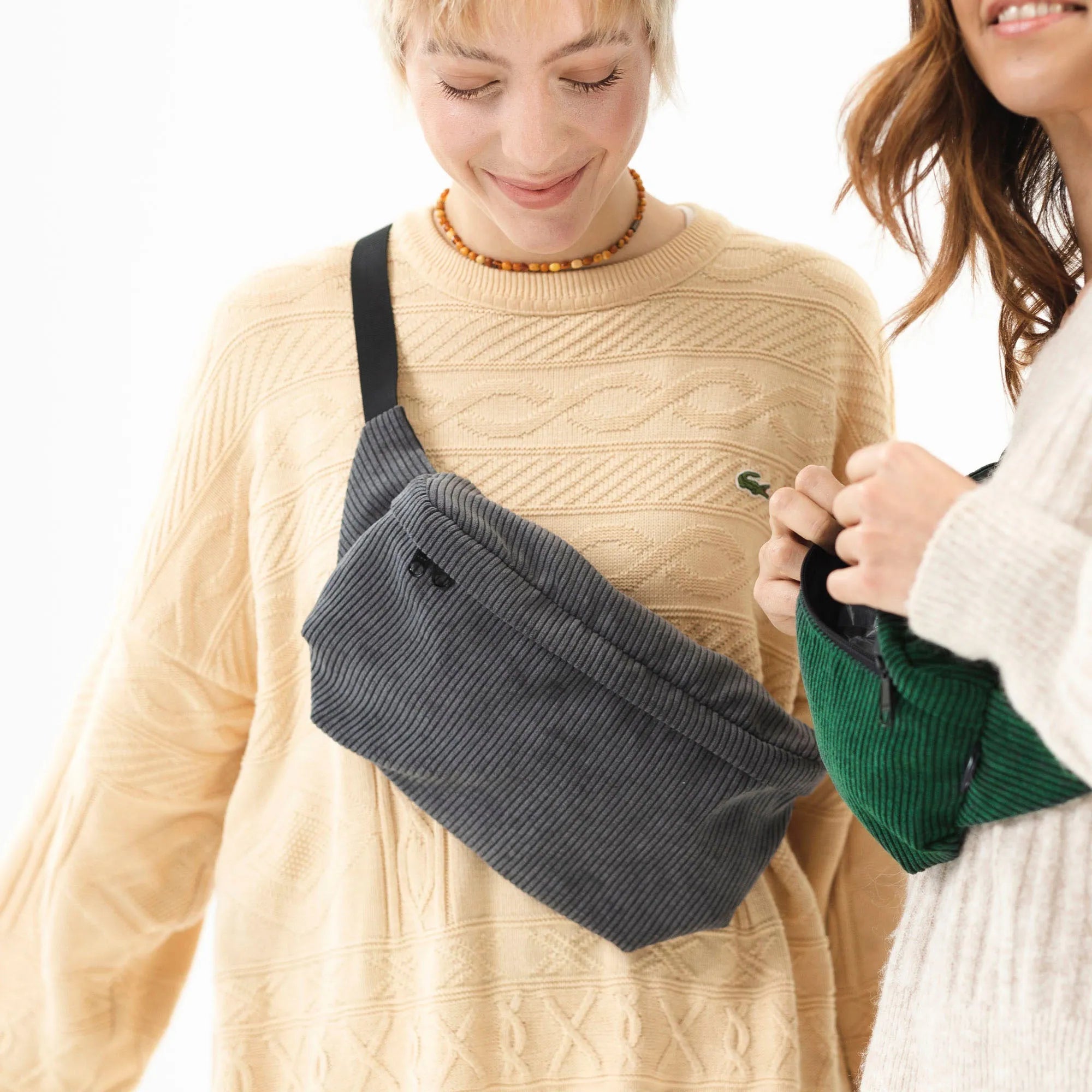 Bauchtasche groß, Cord grau Model2 (4) #farbe_grau