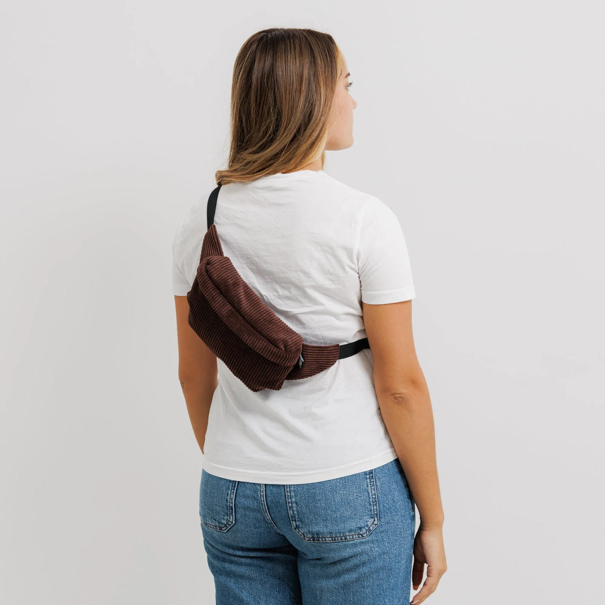 Bauchtasche Medium Eckig Cord Dunkelbraun Model2 (3) #farbe_Dunkelbraun