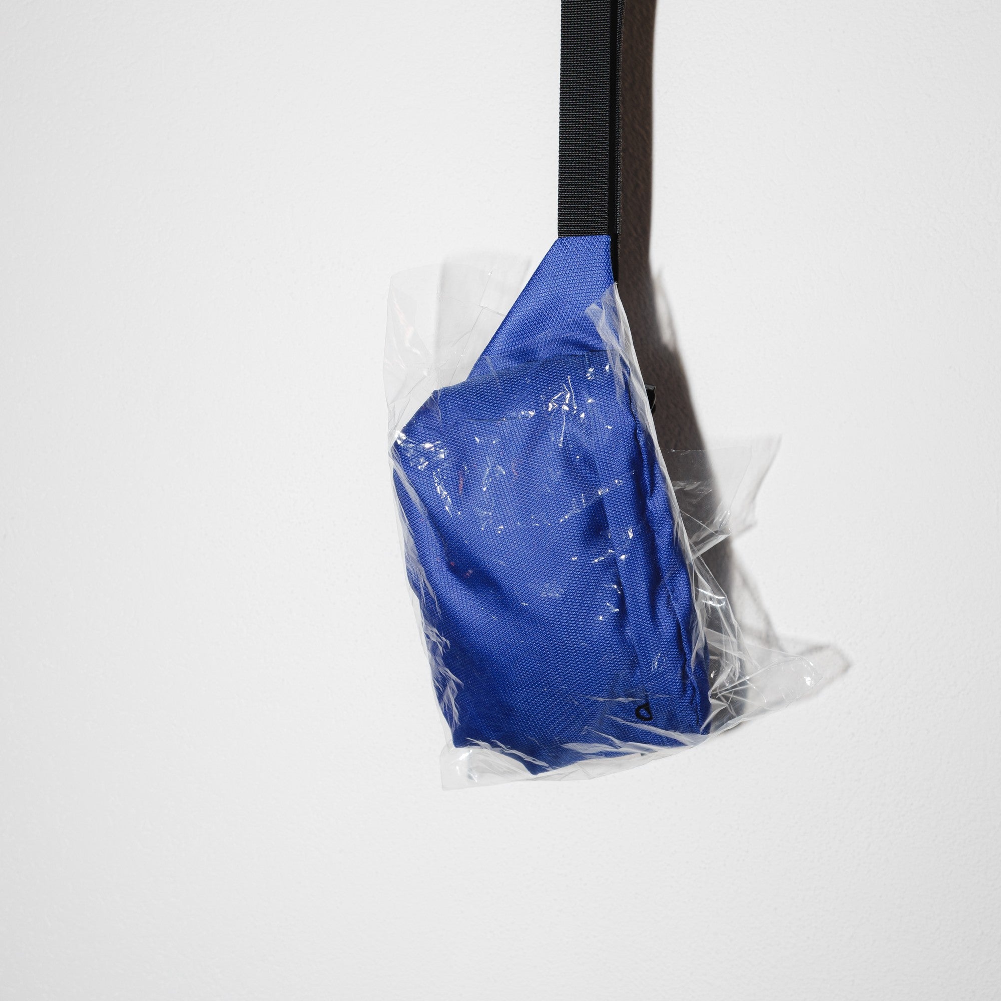 Bauchtasche Groß Eckig Meeresplastik Dunkelblau – Materialstory hängend #farbe_dunkelblau