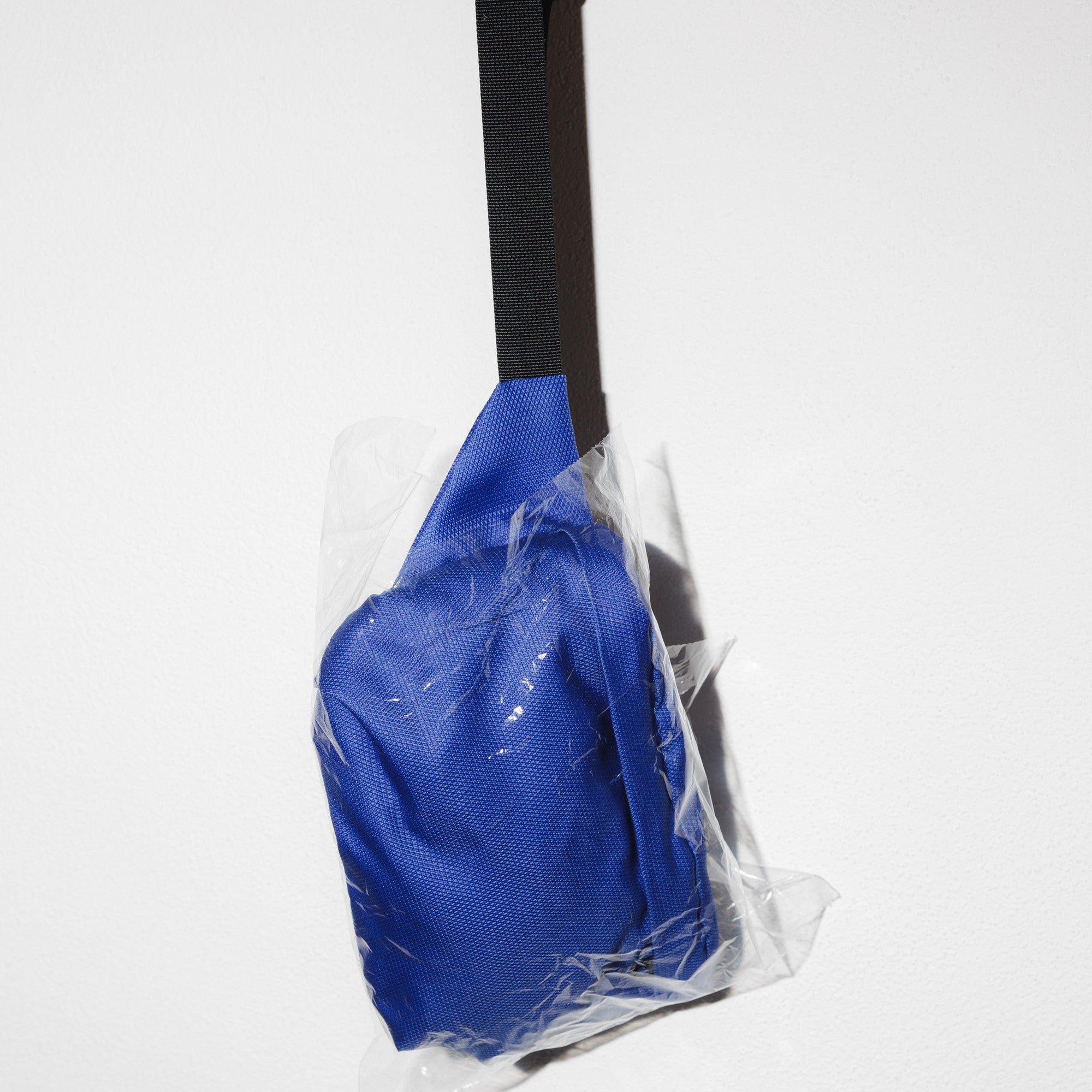 Bauchtasche Groß Eckig Meeresplastik Dunkelblau – Materialstory vollständige Vorderseite #farbe_dunkelblau