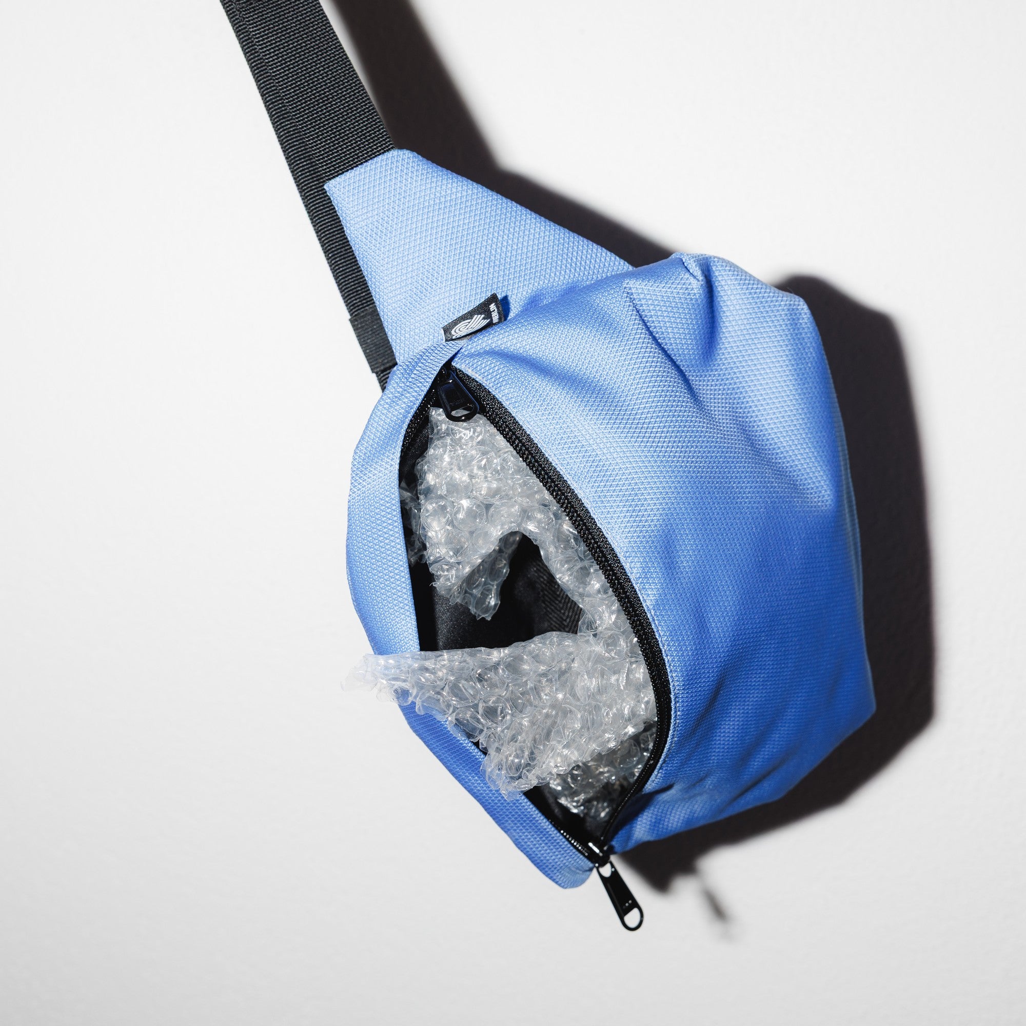 Bauchtasche Groß Eckig Meeresplastik Hellblau – Produktdetail geöffnetes Hauptfach #farbe_hellblau