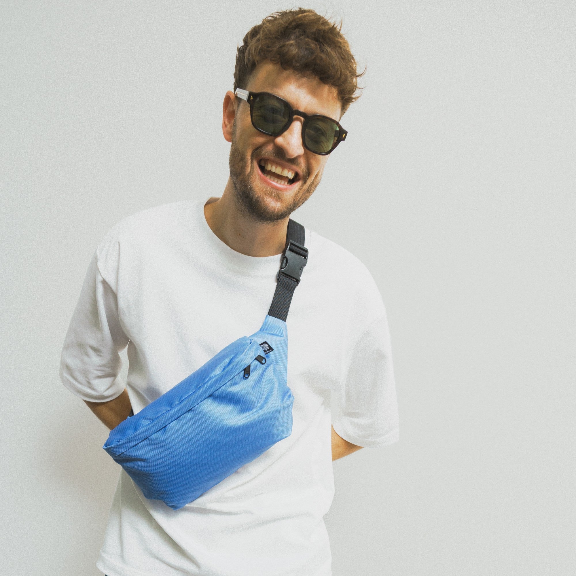 Bauchtasche Groß Eckig Meeresplastik Hellblau – Lifestyle Vorderseite #farbe_hellblau