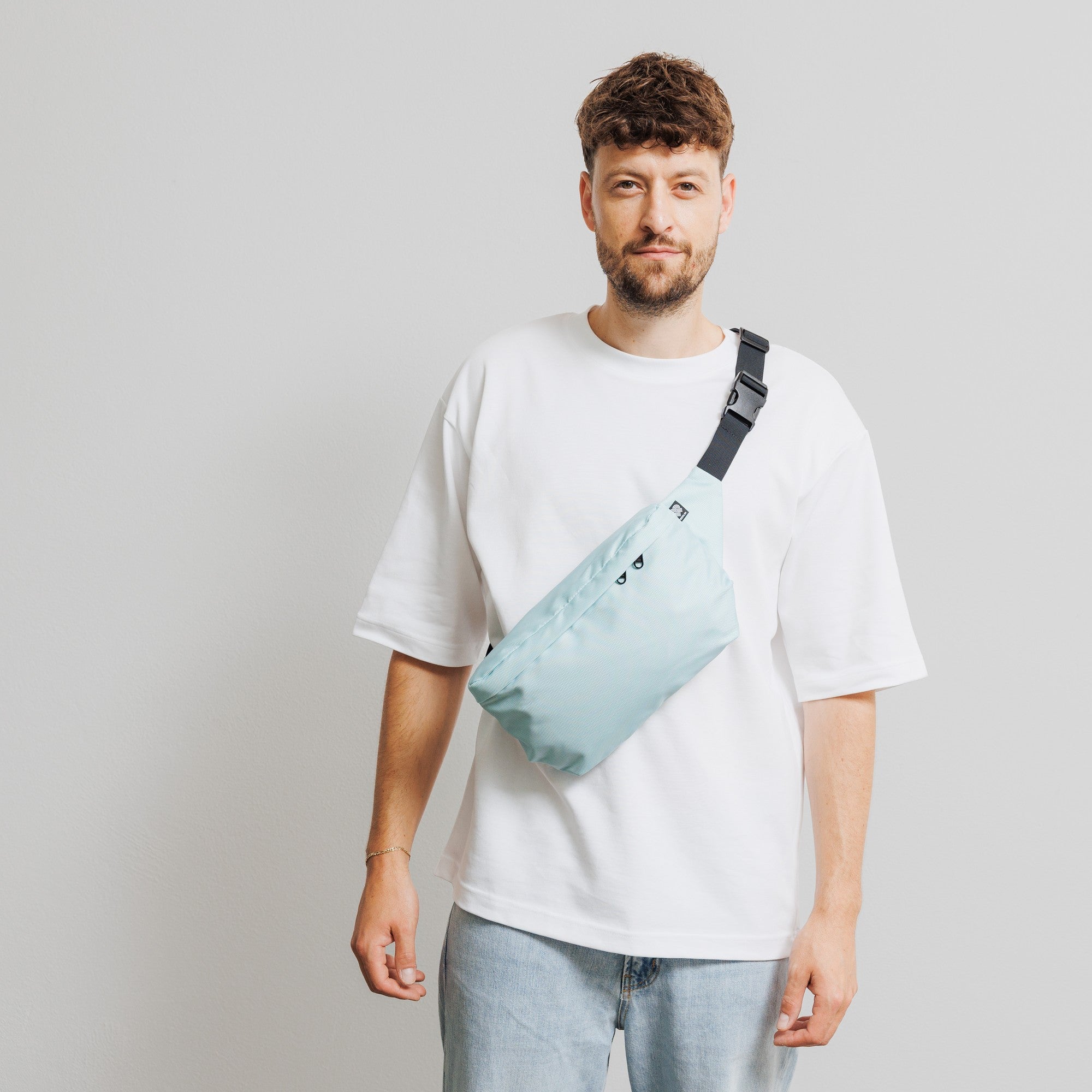Bauchtasche Groß Eckig Meeresplastik Mint – Modelaufnahme Vorderseite #farbe_mint