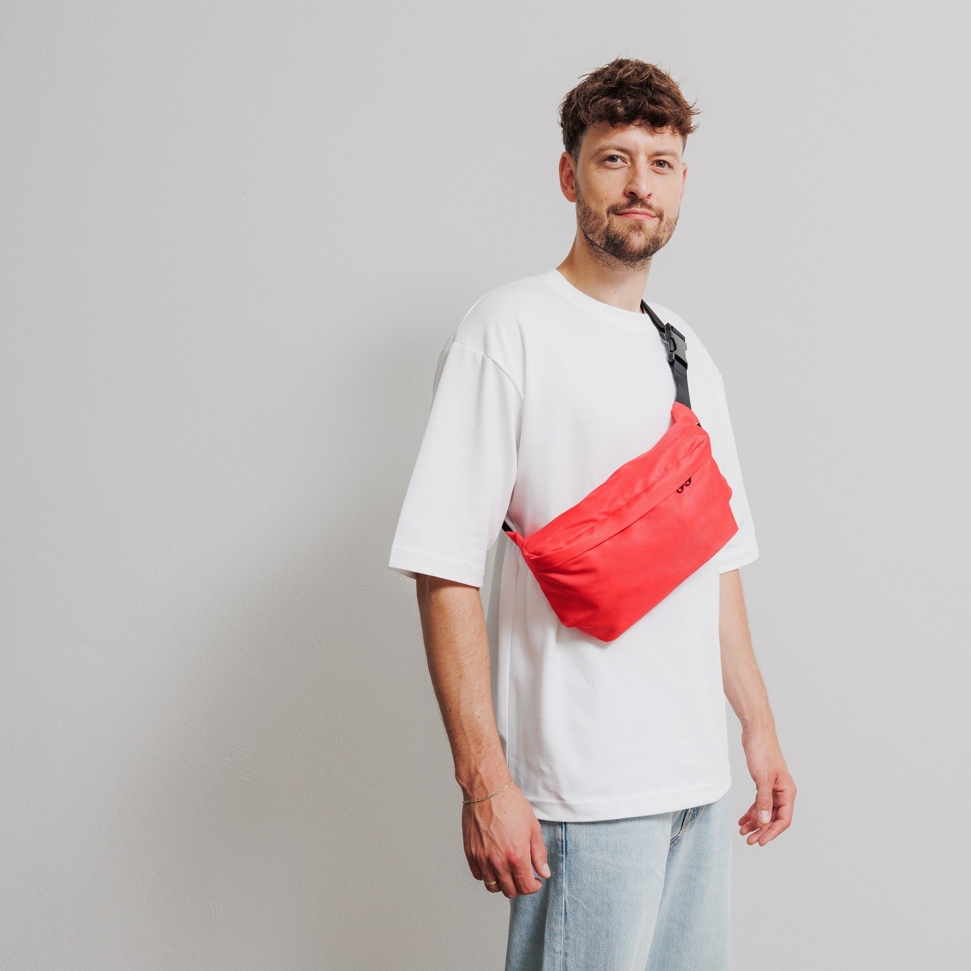 Bauchtasche Groß Eckig Meeresplastik Rot – Modelaufnahme getragen #farbe_rot
