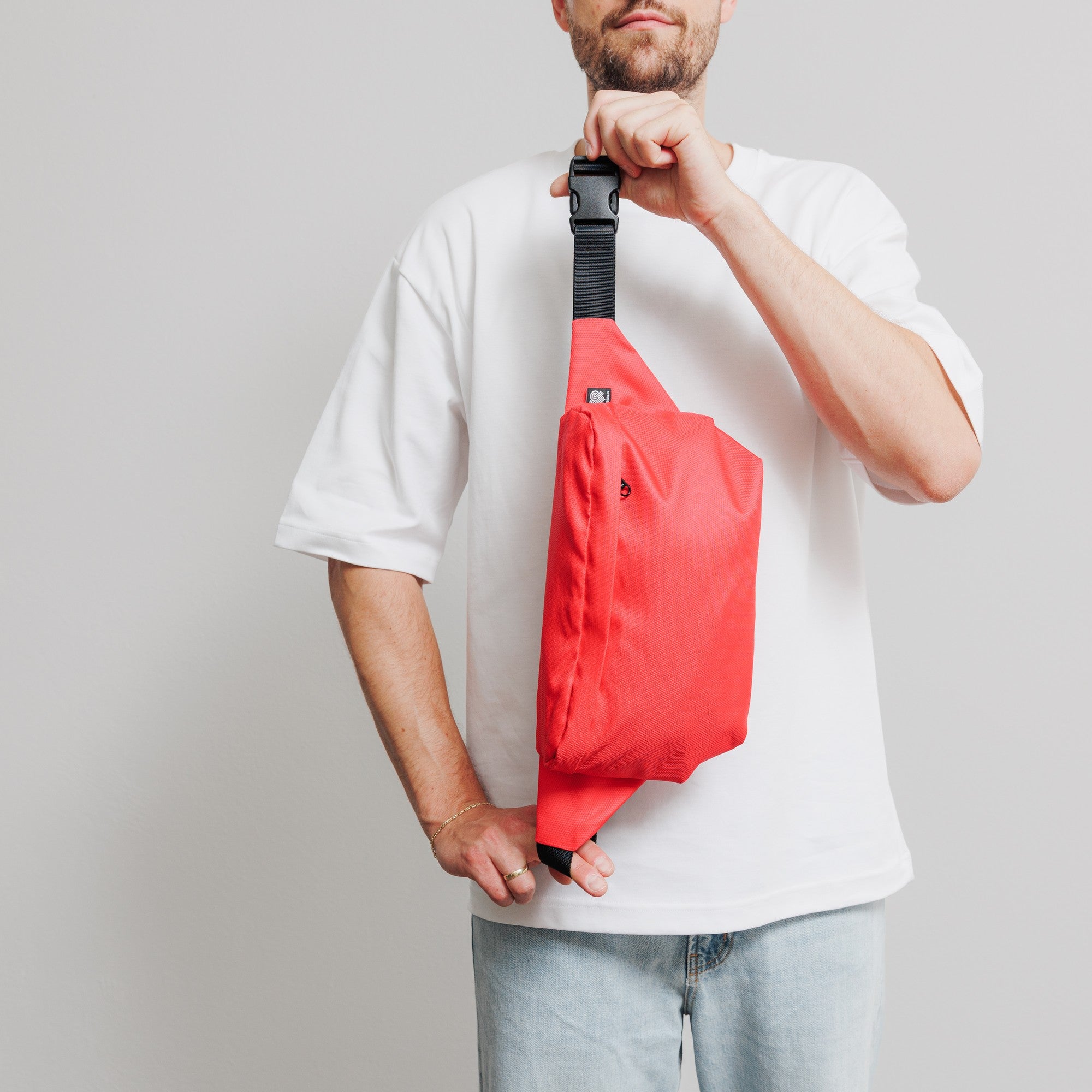 Bauchtasche Groß Eckig Meeresplastik Rot – Modelaufnahme Größenwirkung #farbe_rot