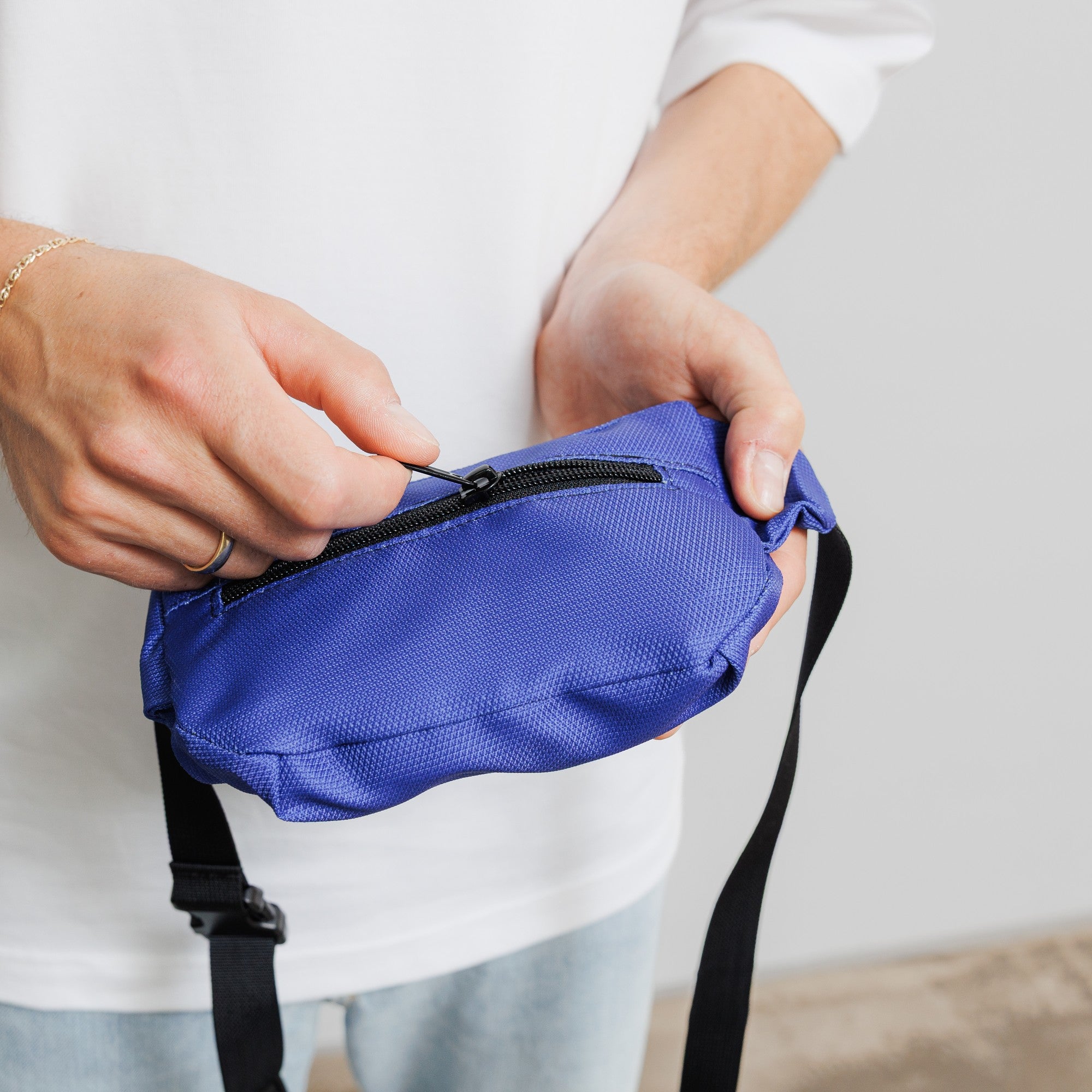 Bauchtasche Medium Eckig Meeresplastik Dunkelblau – Produktdetail Rückfach #farbe_dunkelblau