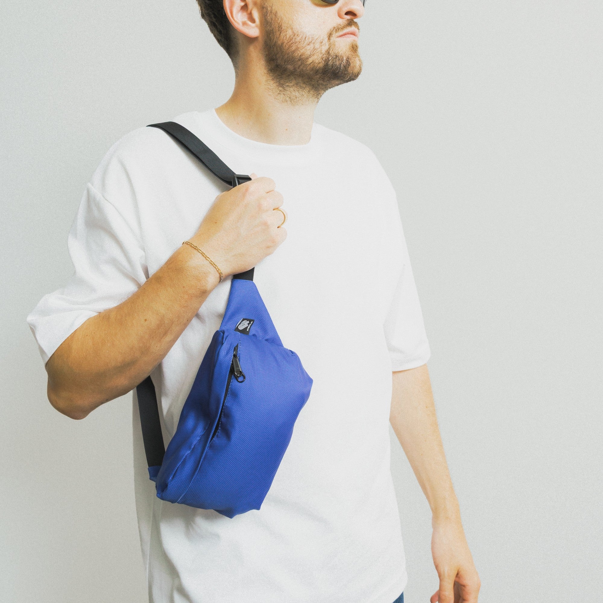 Bauchtasche Medium Eckig Meeresplastik Dunkelblau – Lifestyle getragen #farbe_dunkelblau