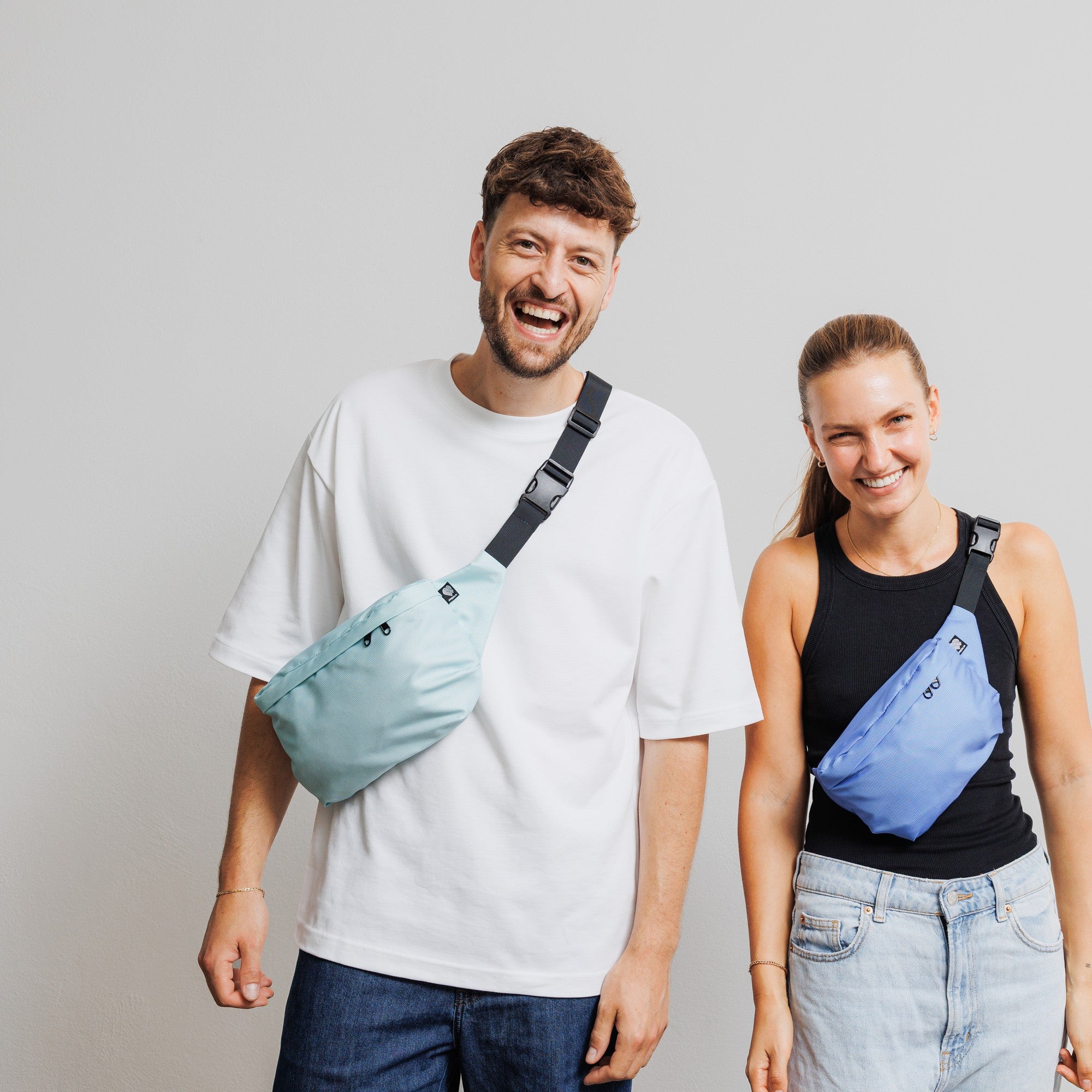 Bauchtasche Medium Eckig Meeresplastik Hellblau – Modelaufnahme Größenvergleich #farbe_hellblau