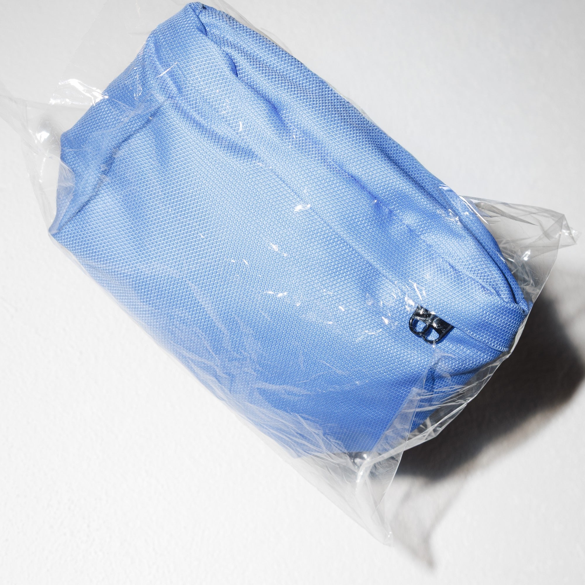Bauchtasche Medium Eckig Meeresplastik Hellblau – Materialstory alternative Seite #farbe_hellblau