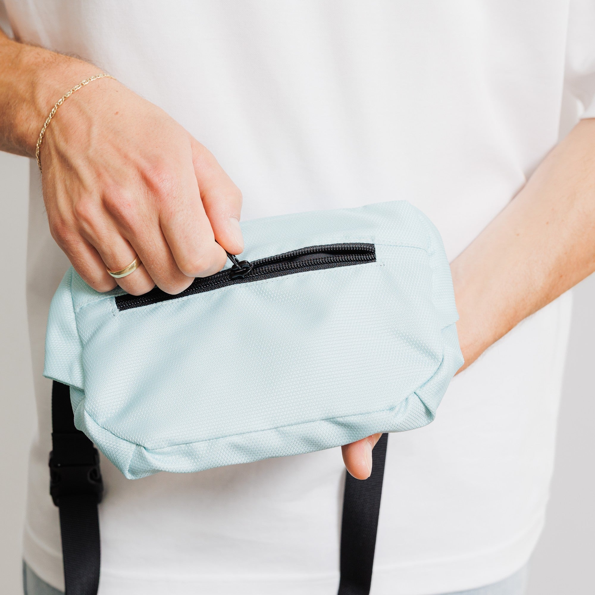Bauchtasche Medium Eckig Meeresplastik Mint – Produktdetail Rückfach #farbe_mint