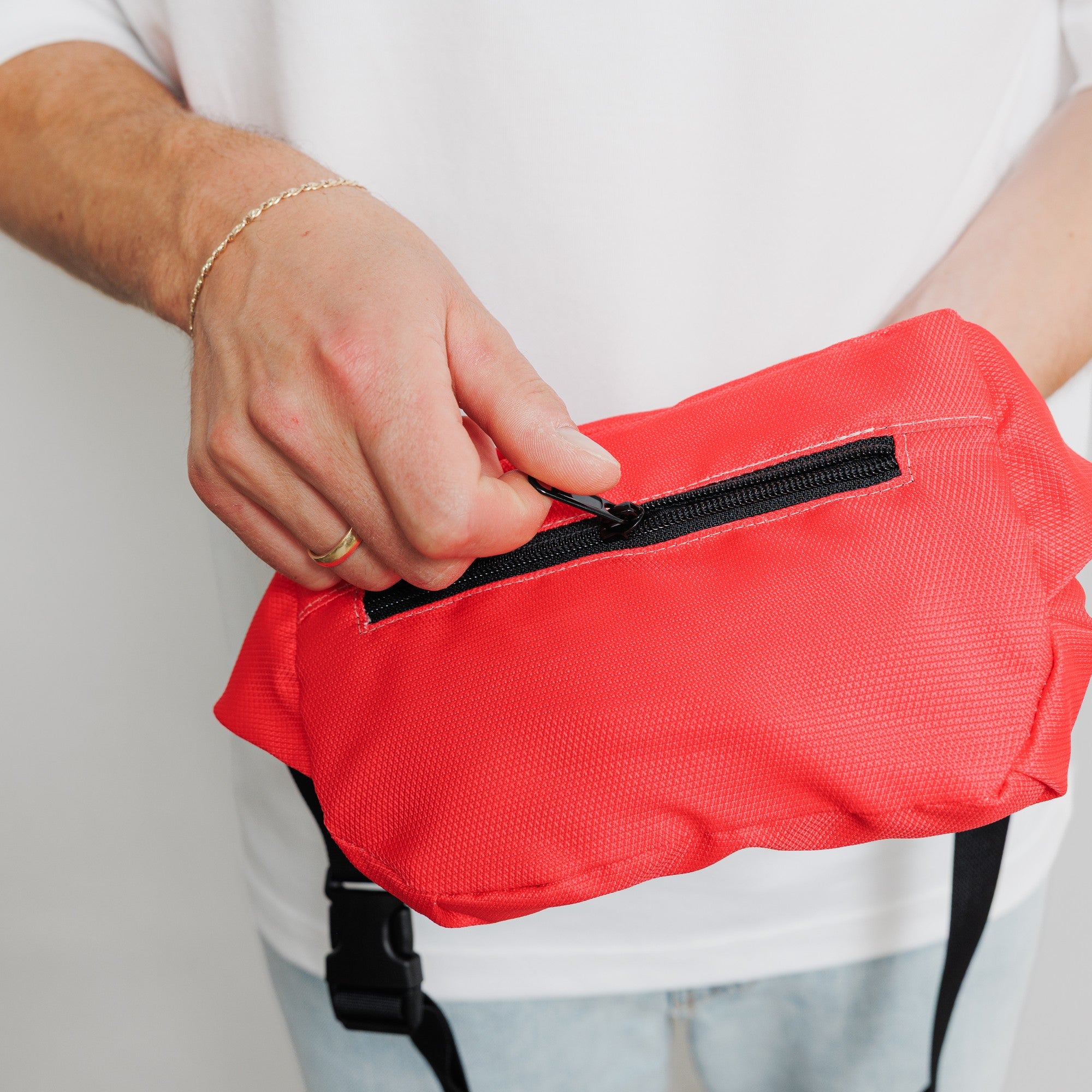 Bauchtasche Medium Eckig Meeresplastik Rot – Produktdetail Reißverschluss #farbe_rot