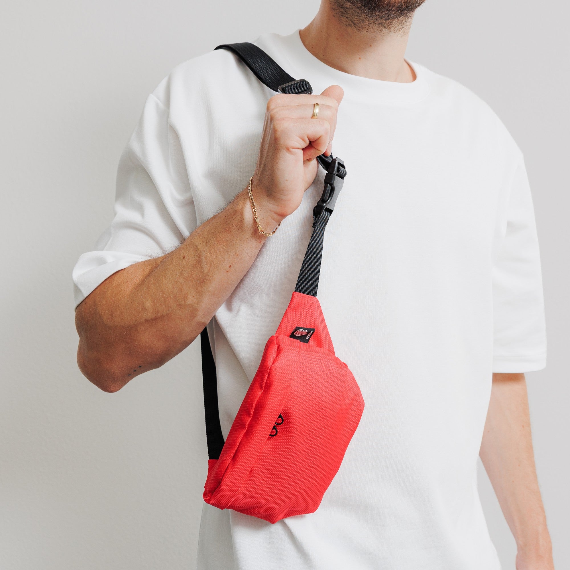 Bauchtasche Medium Eckig Meeresplastik Rot – Modelaufnahme getragen #farbe_rot