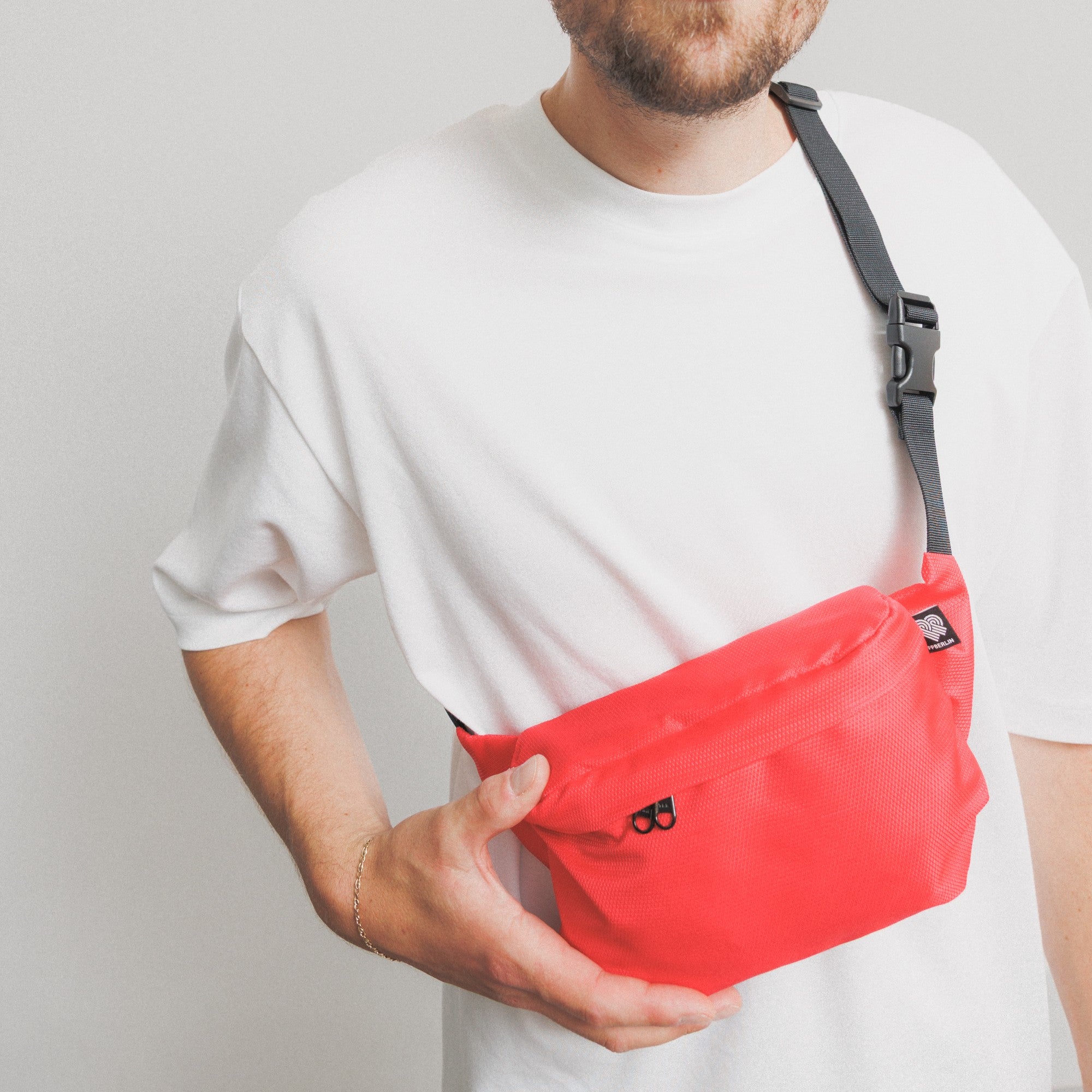 Bauchtasche Medium Eckig Meeresplastik Rot – Lifestyle Vorderseite #farbe_rot