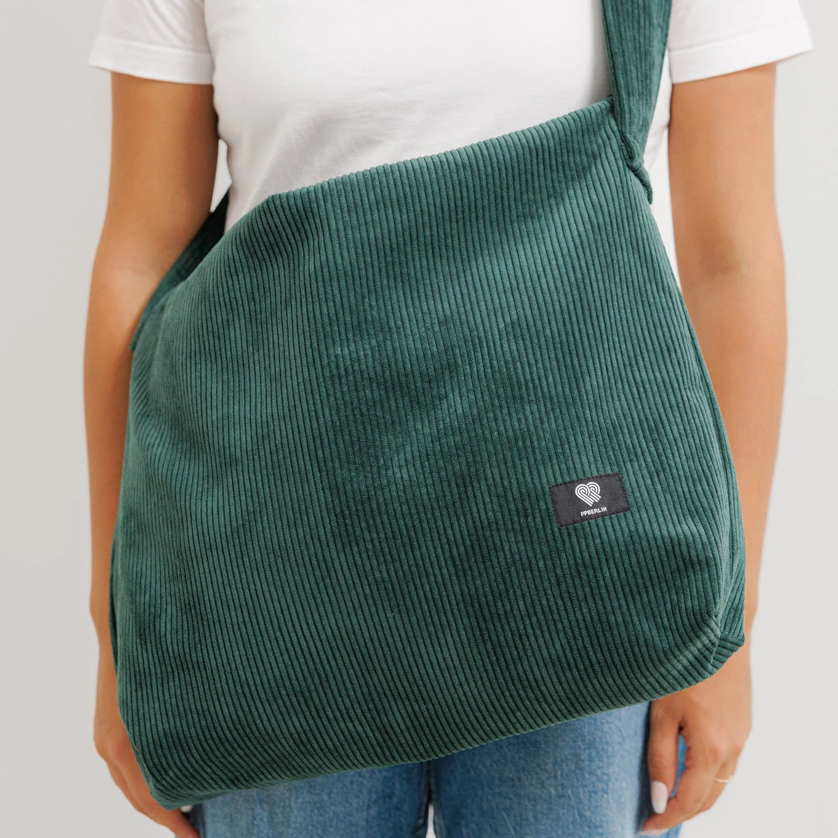 Schultertasche Groß Cord Grün Tragebild2 (6) #farbe_Grün