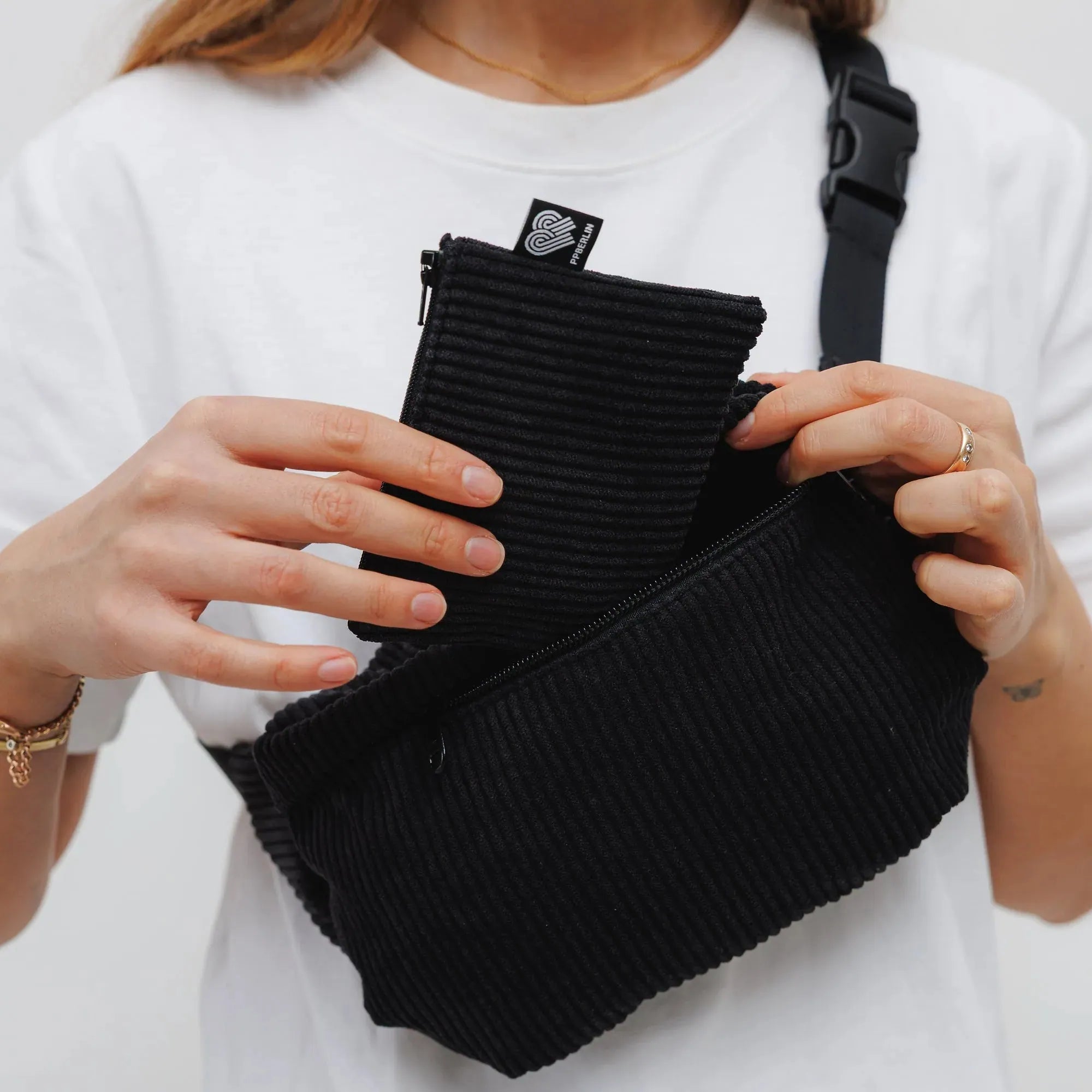 Bauchtasche eckig, Cord Schwarz Detail2 (5) #farbe_schwarz