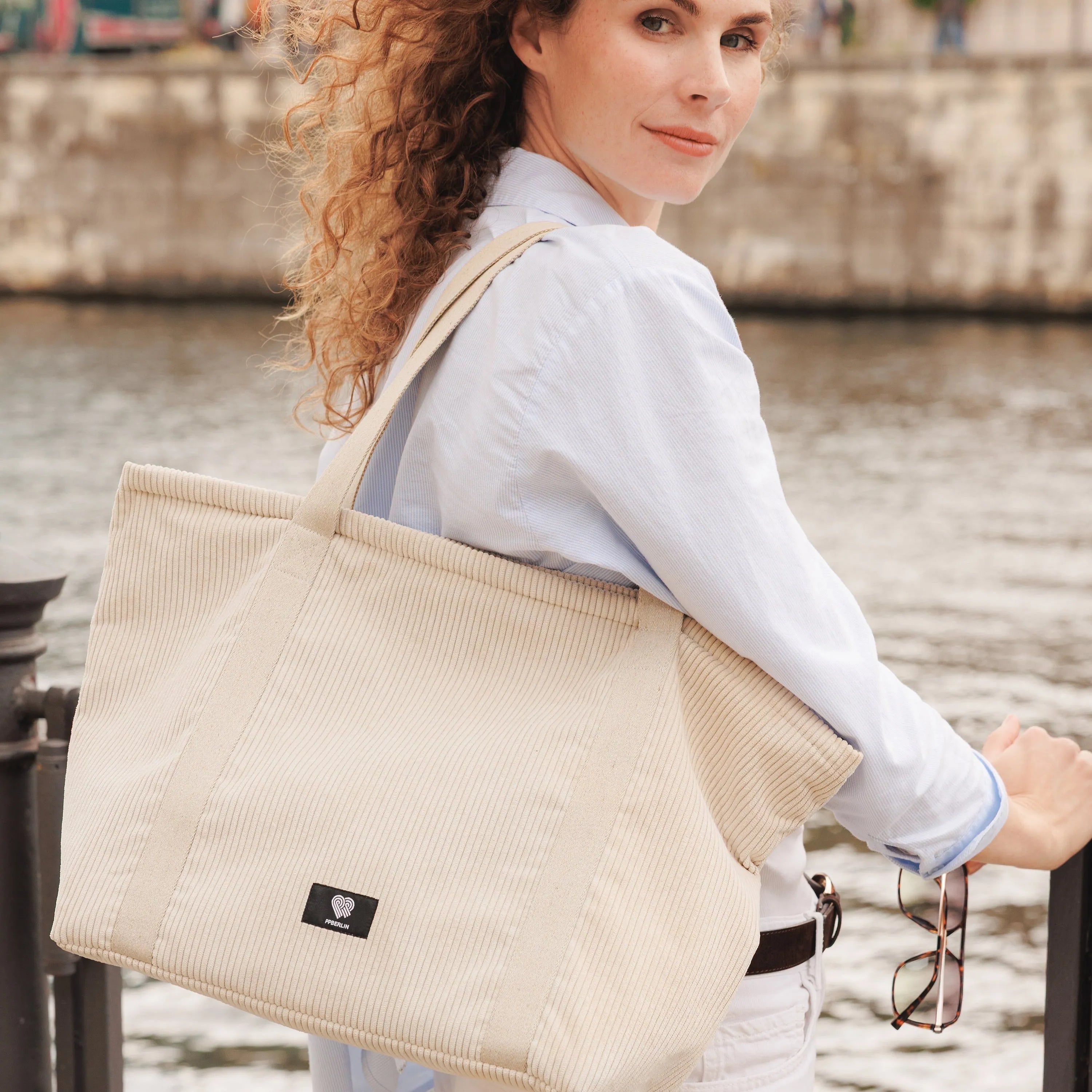 Weekender Medium Cord Beige Mood1 (3) #farbe_Beige