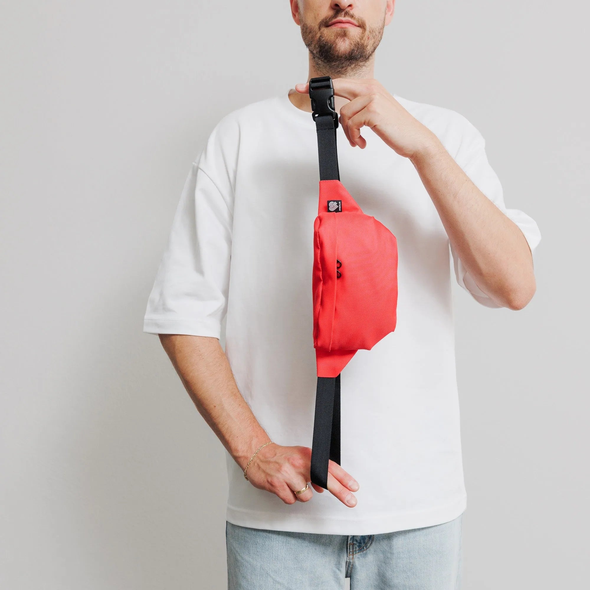Bauchtasche Klein Eckig Meeresplastik Rot – Modelaufnahme Tragegröße #farbe_rot