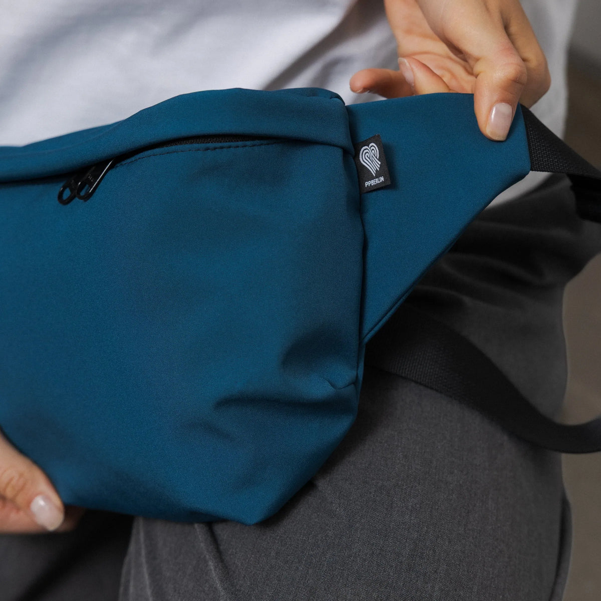 Bauchtasche groß, Softshell Petrol Detail1 (4) #farbe_petrol