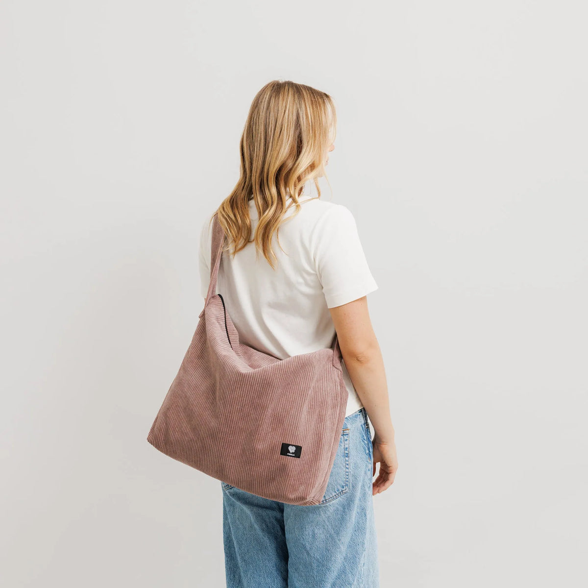 Schultertasche Groß Cord Taupe Tragebild1 (5) #farbe_Taupe