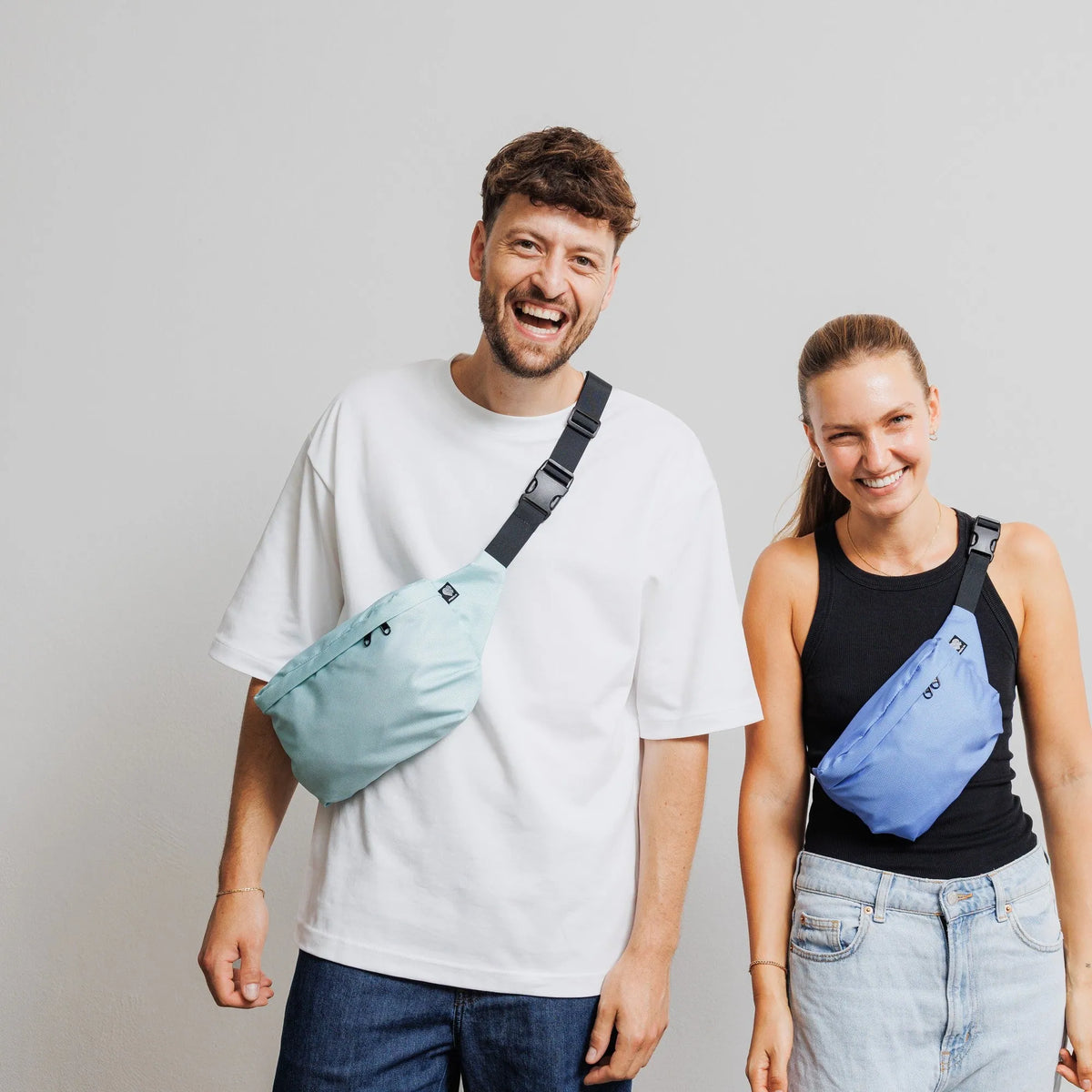 Bauchtasche Medium Eckig Meeresplastik Hellblau – Modelaufnahme Größenvergleich #farbe_hellblau