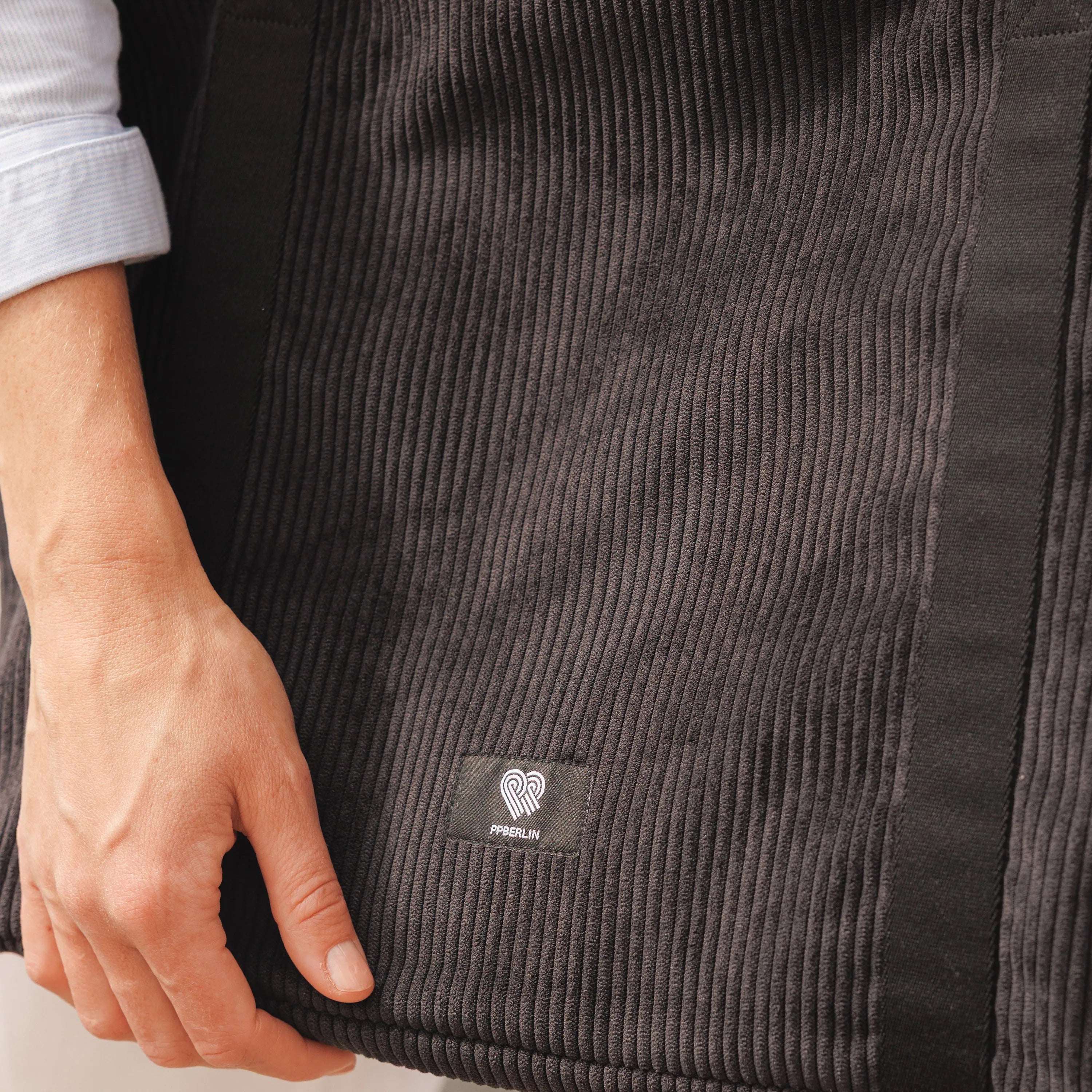Weekender Medium Cord Schwarz Detail2 (6) #farbe_Schwarz