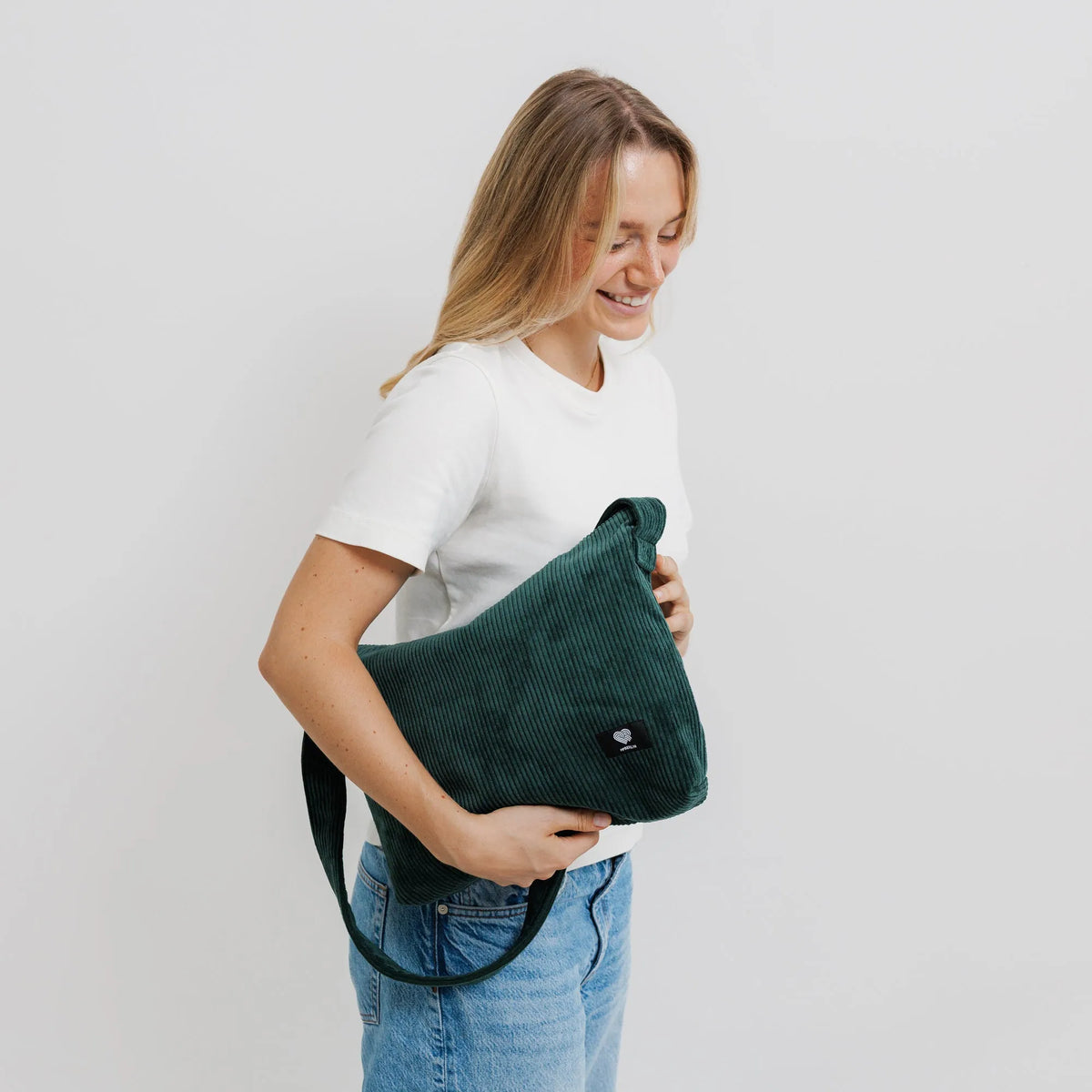 Schultertasche Medium Cord Grün Tragebild3 (10) #farbe_Grün