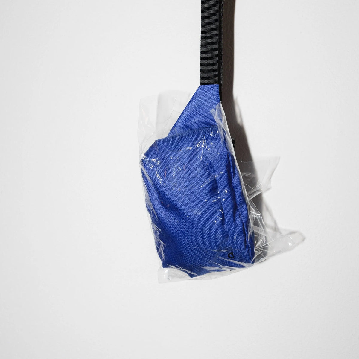 Bauchtasche Groß Eckig Meeresplastik Dunkelblau – Materialstory hängend #farbe_dunkelblau