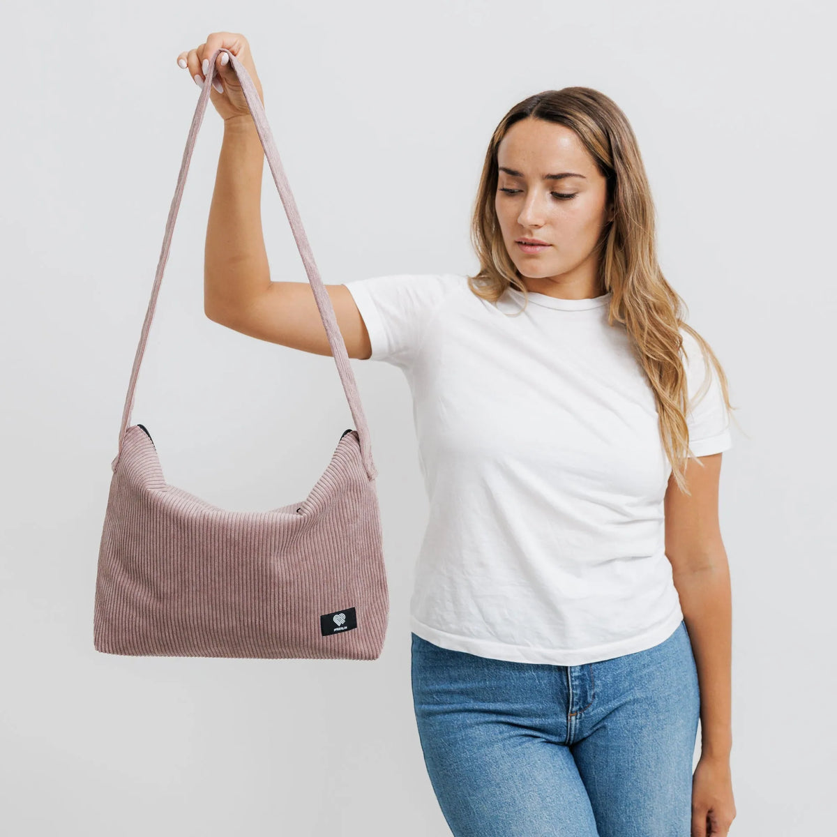 Schultertasche Medium Cord Taupe Mood1 (5) #farbe_Taupe
