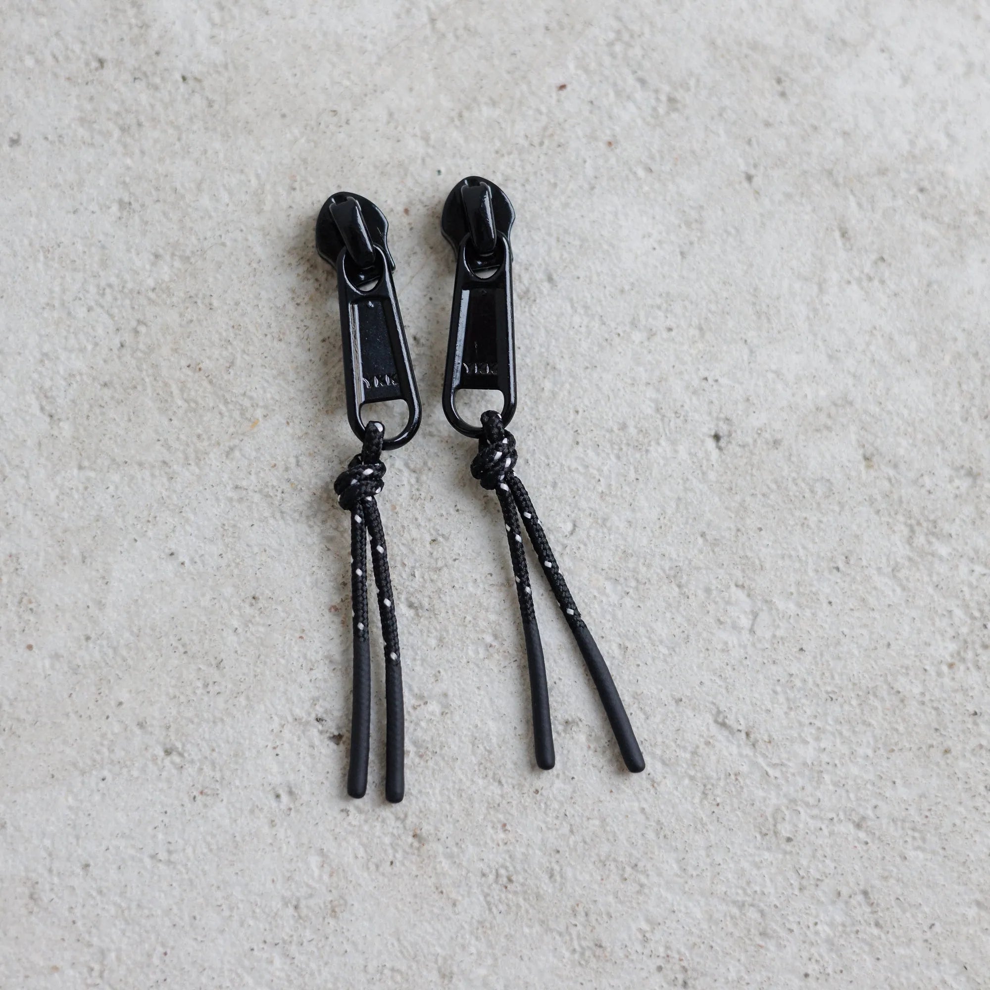 Zipper Puller (2 Stück) Schwarz/Weiß Detail3 (1) #farbe_Schwarz/Weiß
