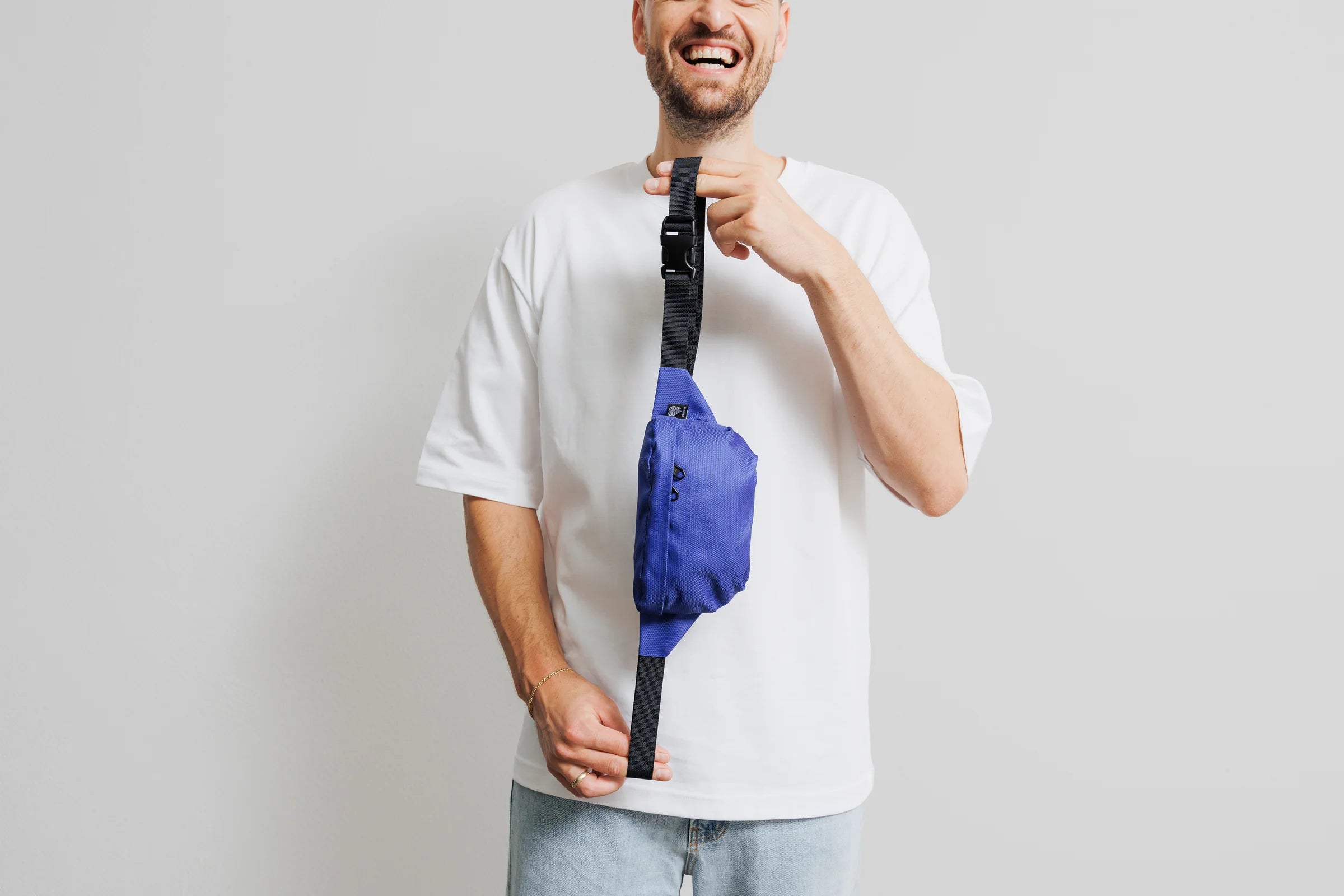 Bauchtasche aus Meeresplastik in Dunkelblau als Crossbody Bag getragen