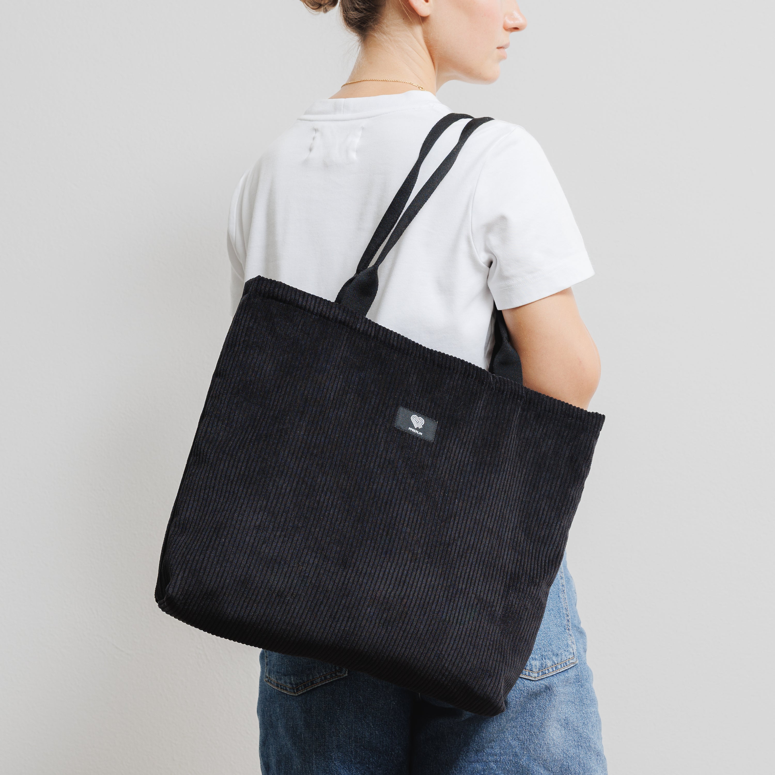Shopperbag Cord Schwarz Model2 (7) #farbe_Schwarz