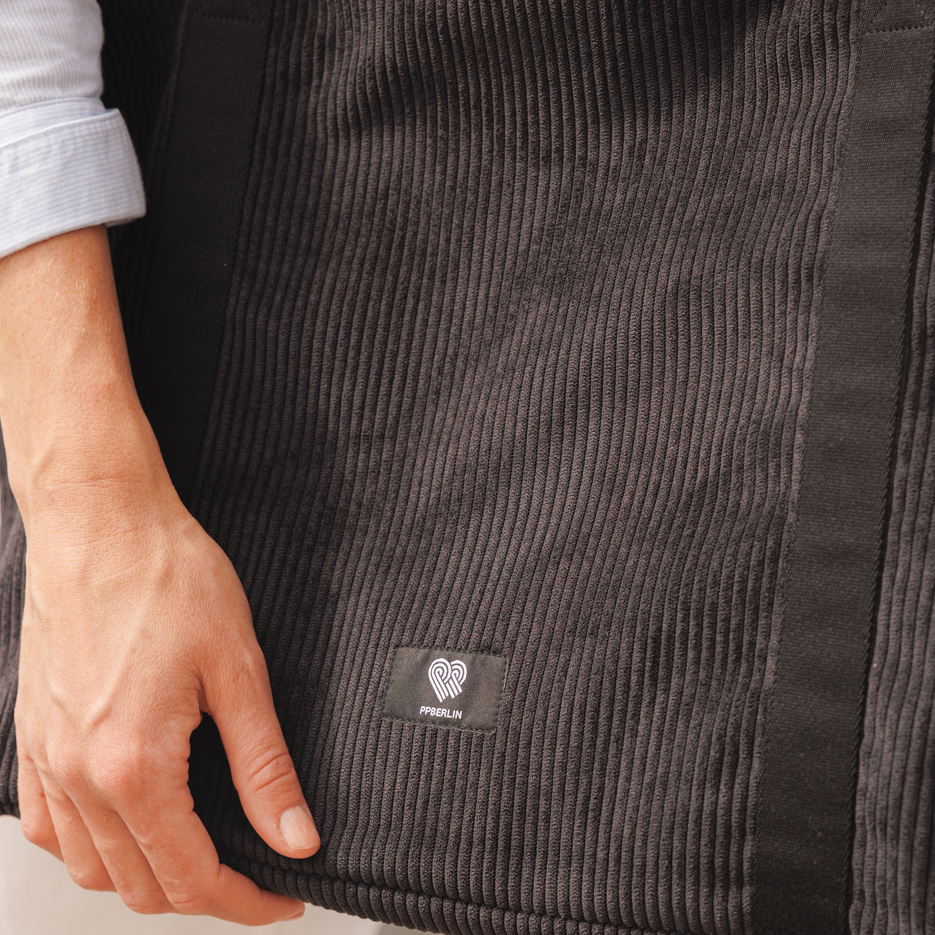 Weekender Medium Cord Schwarz Detail2 (6) #farbe_Schwarz