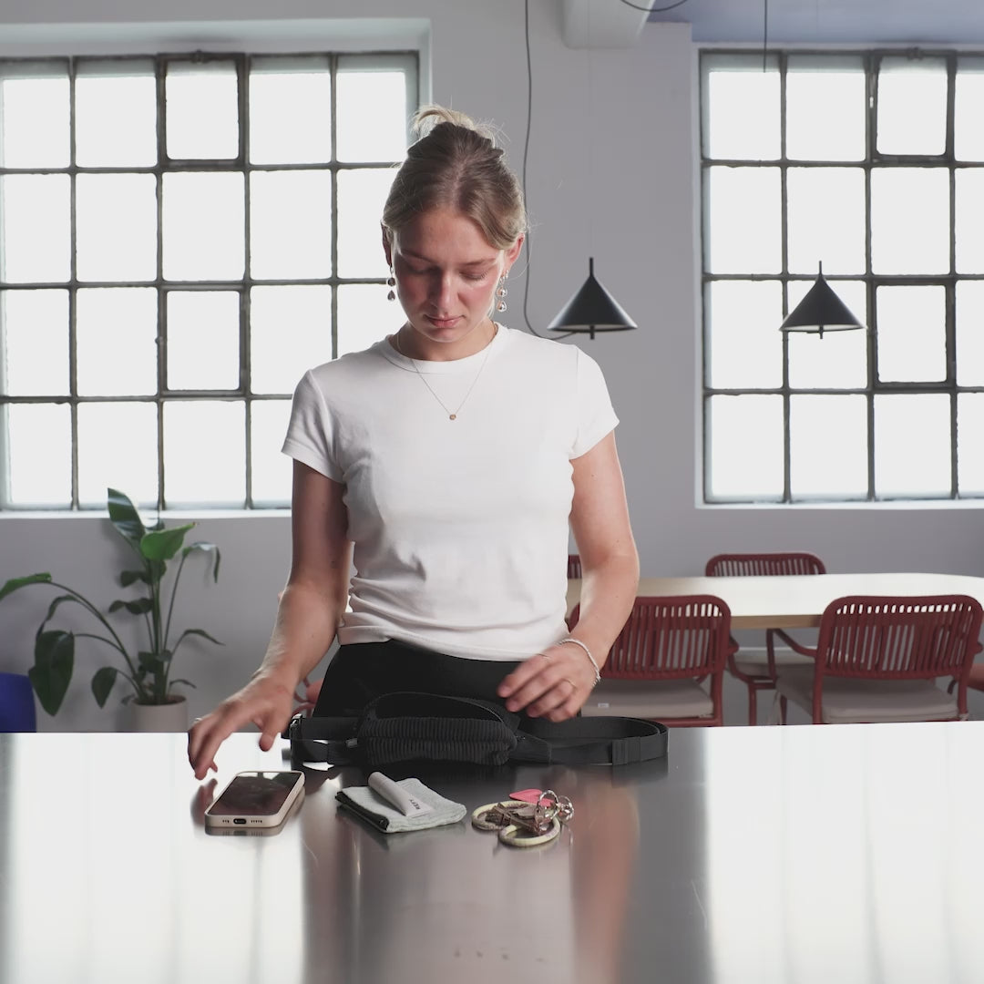 Bauchtasche Klein Eckig wird gepackt – Video